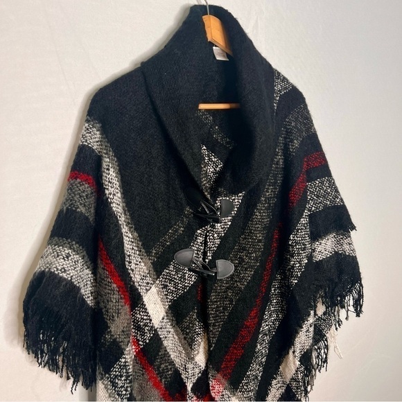 Plaid Fringed 2-Button Batwing Cape Poncho Cardigan. One Size. - Picture 4 of 11